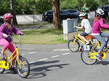 Vorbildliches Verhalten, so wie im Straßenverkehr, war von den Schülern auch beim Fahrradturnier gefordert. Foto: Karl Klipfel