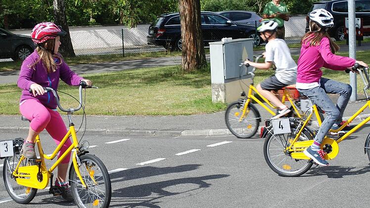 Vorbildliches Verhalten, so wie im Straßenverkehr, war von den Schülern auch beim Fahrradturnier gefordert. Foto: Karl Klipfel