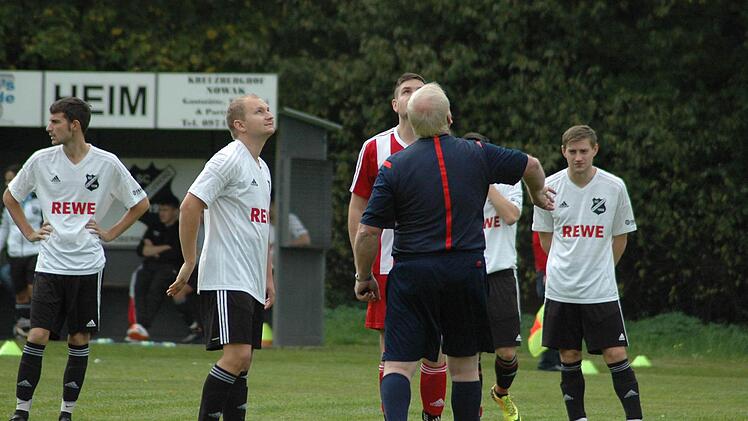 Münzwurf vor dem Spiel.