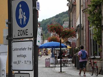 Im August 2015 diskutierte der Stadtrat Bad Brückenau darüber, die Fußgängerzone probehalber für den Verkehr zu öffnen. Foto: Ulrike Müller