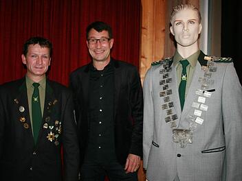 Glücklich über die neue Schützenkette sind Udo Reppert (links) und Goldschmied Malte Meinck. Foto: Gabriele Sell