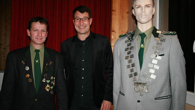 Glücklich über die neue Schützenkette sind Udo Reppert (links) und Goldschmied Malte Meinck. Foto: Gabriele Sell