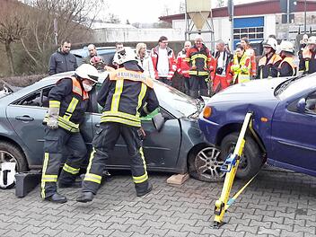 Realitätsnah nachgestellt wurde auf dem Bad Brückenauer Feuerwehrplatz eine Unfallszene mit zwei Fahrzeugen und mehreren "Verletzten". Da konnten Helfer vor Ort in der Praxis beweisen, was sie beim Fortbildungstag gelernt hatten.  Fotos: Rolf Pralle