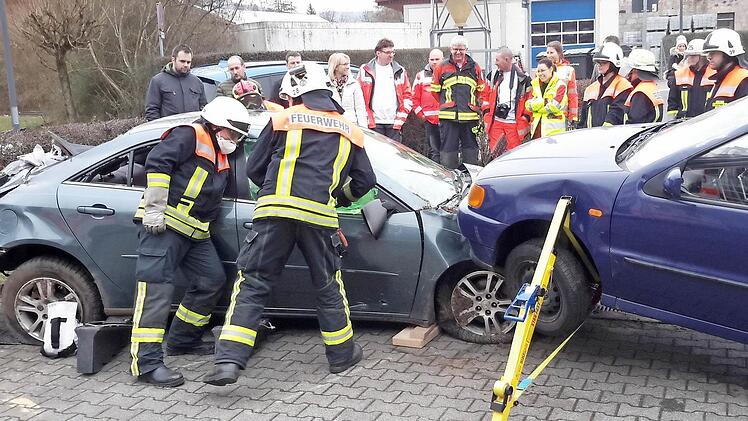Realitätsnah nachgestellt wurde auf dem Bad Brückenauer Feuerwehrplatz eine Unfallszene mit zwei Fahrzeugen und mehreren "Verletzten". Da konnten Helfer vor Ort in der Praxis beweisen, was sie beim Fortbildungstag gelernt hatten.  Fotos: Rolf Pralle