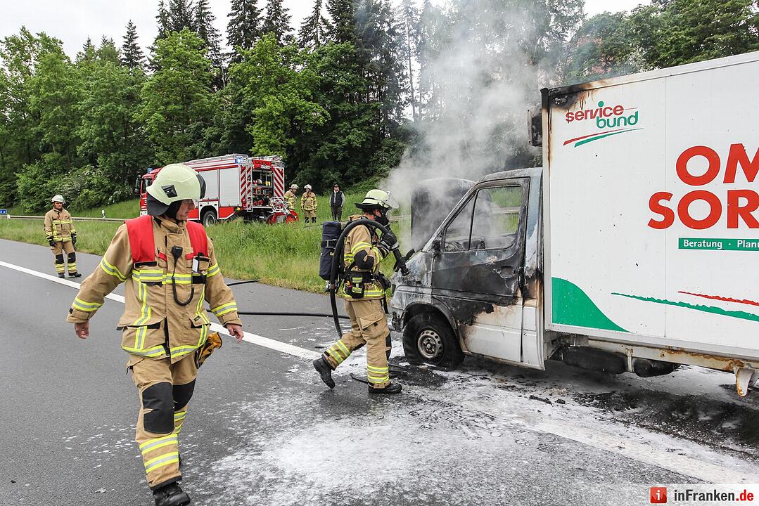 Transporter brennt auf A73 komplett aus