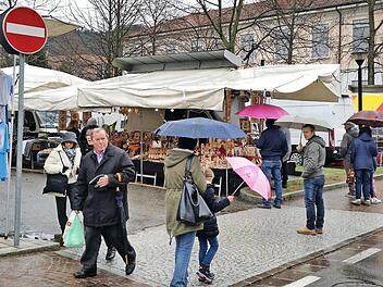Wegen des schlechten Wetters waren weniger Besucher als üblich zum San-Giuseppe-Jahrmarkt gekommen. Foto: Davide Pusterla