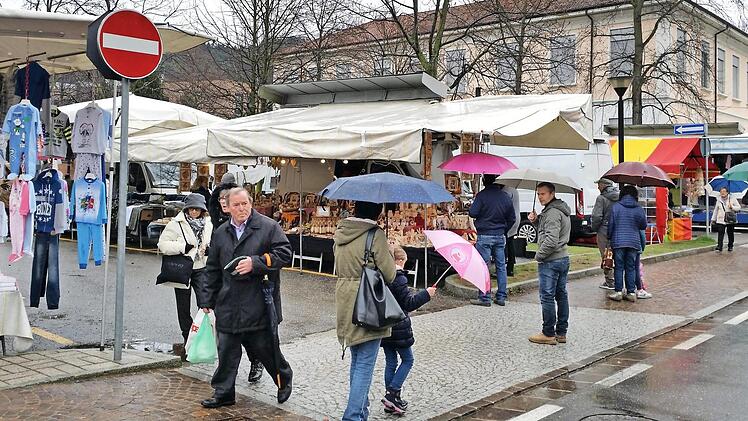 Wegen des schlechten Wetters waren weniger Besucher als üblich zum San-Giuseppe-Jahrmarkt gekommen. Foto: Davide Pusterla