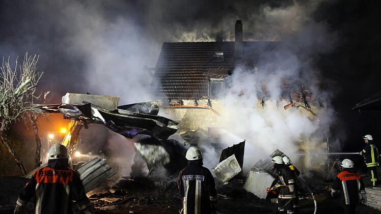 Das Wohnhaus in Gremsdorf und der Carport davor wurden ein Raub der Flammen.  Foto: Andreas Dorsch
