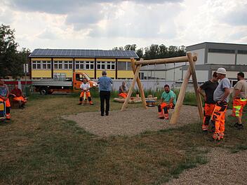 Etliche Mitarbeiter des städtischen Bauhofs waren gestern bei der Übergabe des neuen Spielplatzes zur Stelle. Foto: Eckehard Kiesewetter
