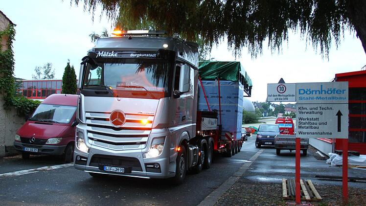Der Lkw, der den Kiosk transportiert, wartet schon auf dem Betriebsgelände der Firma Dörnhöfer.Foto: Katrin Geyer