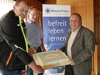Der Geburtstagskuchen ließ das Engagement der offenen Begegnungsgruppe süß schmecken. Foto: Manja von Nida
