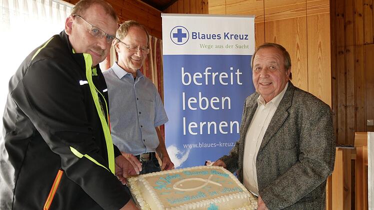 Der Geburtstagskuchen ließ das Engagement der offenen Begegnungsgruppe süß schmecken. Foto: Manja von Nida