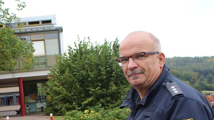 Manfred Schneider von der Bad Brückenauer Polizei ermahnt die Eltern, ihr Kinder nicht zur Schule zu fahren. Foto: Julia Raab