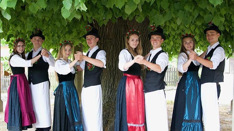 Lauschig unter der Linde geht es zu bei der Limmersdorfer Kerwa.Archiv/Alexander Hartmann