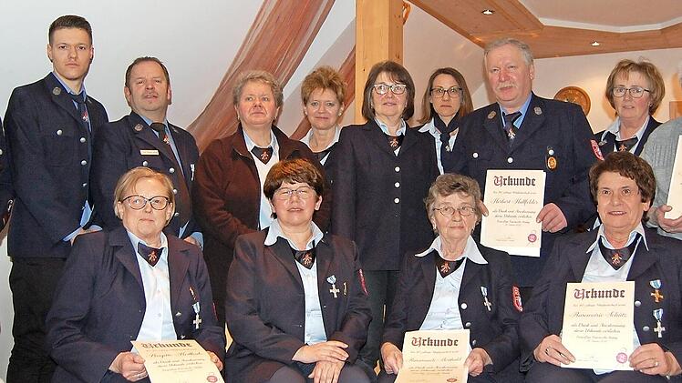 Die Geehrten, von rechts, Konrad Schramm (60 Jahre), Rosamunde Berthold, Roswitha Berthold, Brigitte Keilholz, Rosemarie Schütz, und Herbert Hollfelder (40 Jahre), Gabriele Hemmer, Jutta Linz und Martha Herrmann (35 Jahre), Bettina Schöring und Kommandant Stefan Pfister (30 Jahre) und Vorsitzende Mathilde Spörlein (25 Jahre) sowie Zweiter Kommandant Ch. Keilholz und Zweiter Vorsitzender T. Linz Foto: p