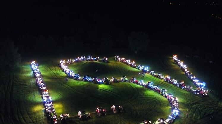 Als es dunkel war, wurden nacheinander die Lichter der gewaltigen Maschinen eingeschaltet und dieses Szenario aus der Luft mit einer Drohne gefilmt. Foto: privat