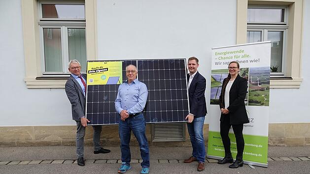 Klima- und Energieagentur Bamberg &uuml;berreicht Balkonkraftwerk an Gewinner