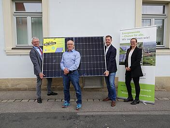 Klima- und Energieagentur Bamberg überreicht Balkonkraftwerk an Gewinner