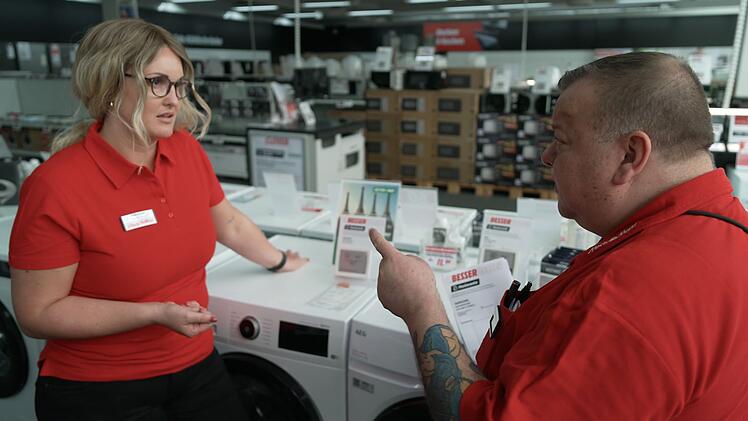 "Media Markt ist für mich Familie", meint Mitarbeiter Sven, der Svenja gleich in seine Arme und sein Herz schließt.