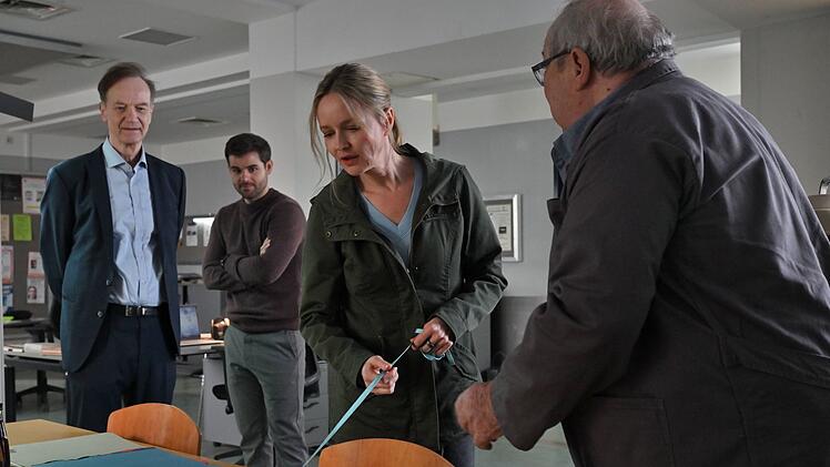 Ein Frettchen im Pr&auml;sidium: Sputnik (Jaecki Schwarz, rechts) soll sich um das Tier k&uuml;mmern, finden seine Kollegen Reddemann (Arnfried Lerche, links), Nils Makowski (Lucas Reiber) und Linett Wachow (Stefanie Stappenbeck).