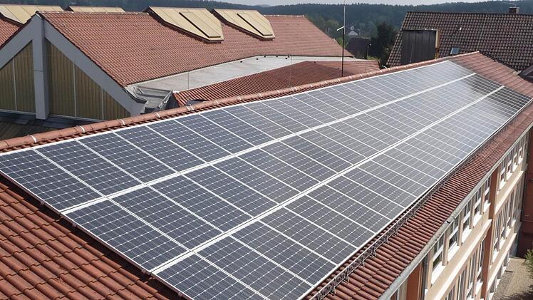 Das Schuldach in Röttenbach dient zur Stromerzeugung. Foto: p