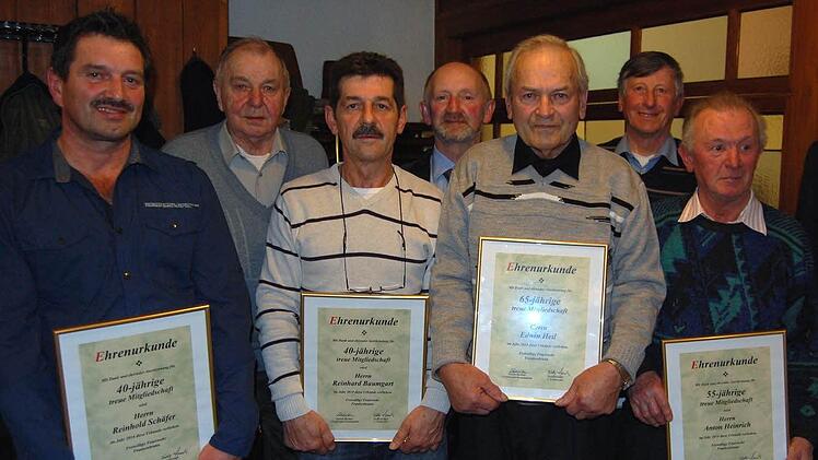 Ehre: (v.l.) Reinhold Schäfer, Julian Pfülb, Reinhard Baumgart, Hubert Fröhlich, Edwin Heil, Hermann Umkehr, Anton Heinrich.