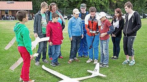 So funktioniert es: Es war schon ein Erlebnis, einen Elektrosegler unter Anleitung eines erfahrenen Piloten selbst zu fliegen. Foto_ Klaus Gagel