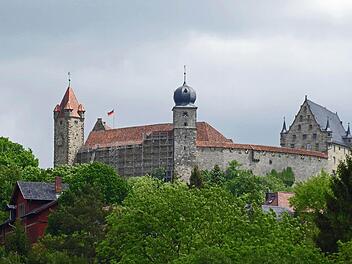 Zwischen Rotem Turm und Blauem eingerüstet ist die Mauer der Veste Coburg. Fotos: Oliver Schmidt (1)/Jochen Berger (2)