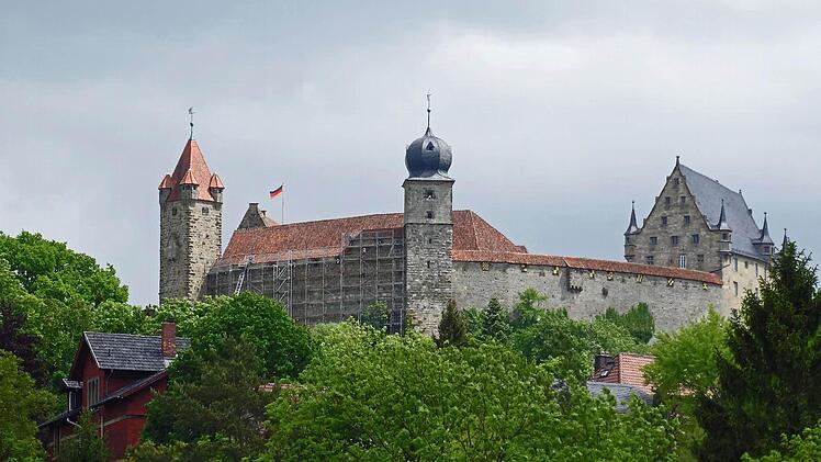 Zwischen Rotem Turm und Blauem eingerüstet ist die Mauer der Veste Coburg. Fotos: Oliver Schmidt (1)/Jochen Berger (2)