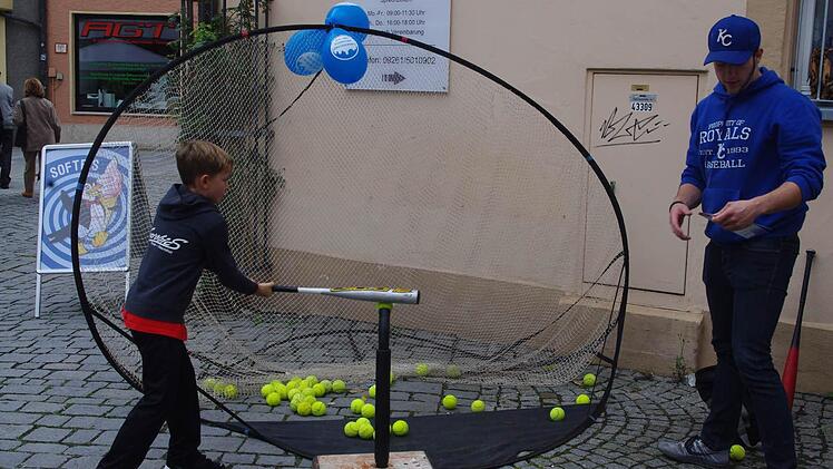 Max erprobt sich beim Baseball-Training mit der Turnerschaft. Foto: Heike Schülein