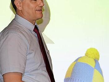 Peter Hübner informierte nicht nur über die Möglichkeiten der E-Mobilität, sondern stellte auch die neuesten Helmmodelle vor. Foto: Uschi Prawitz