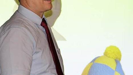 Peter Hübner informierte nicht nur über die Möglichkeiten der E-Mobilität, sondern stellte auch die neuesten Helmmodelle vor. Foto: Uschi Prawitz