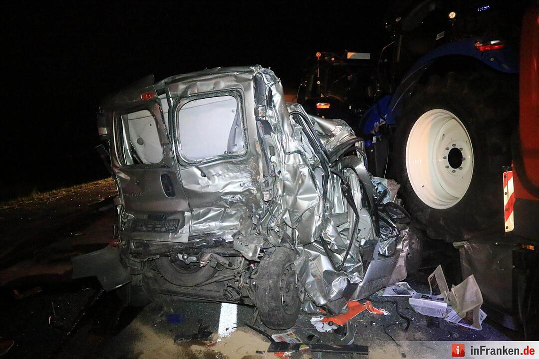 Transporter zwischen Lkw eingeklemmt