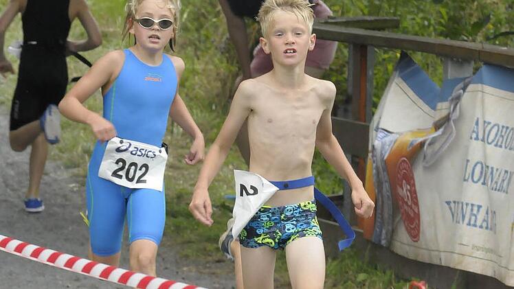 Anna Brugger (links) und Elias Hückmann (rechts) siegten bei Mädchen und Jungs der Schüler C. Foto: Karl Heinz Weber