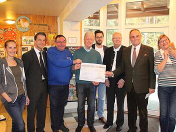 Das Tierheim Kulmbach freut sich &uuml;ber eine Spende von 10&nbsp;000 Euro von der Manfred-Roth-Stiftung. Auf dem Bild zu sehen sind (von links): Tierheimleiterin Susanne Schilling, Norma-Bereichsleiter Rene Titus, Vorsitzender des Tierschutzvereins Wolfgang Hain, Schatzmeister Hans Beyer, stellvertretender Vorsitzender Tobias Sch&ouml;ffel, die Stiftungsr&auml;te Klaus K&ouml;hler und Klaus J. Teichmann  und Barbara Beyer.