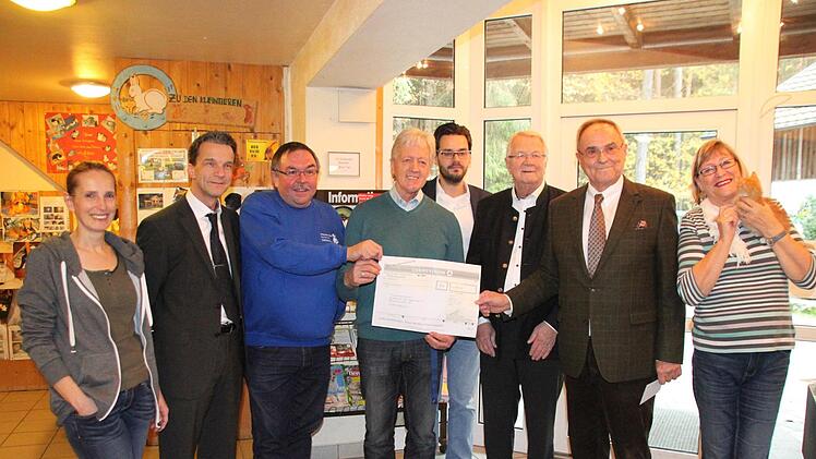 Das Tierheim Kulmbach freut sich &uuml;ber eine Spende von 10&nbsp;000 Euro von der Manfred-Roth-Stiftung. Auf dem Bild zu sehen sind (von links): Tierheimleiterin Susanne Schilling, Norma-Bereichsleiter Rene Titus, Vorsitzender des Tierschutzvereins Wolfgang Hain, Schatzmeister Hans Beyer, stellvertretender Vorsitzender Tobias Sch&ouml;ffel, die Stiftungsr&auml;te Klaus K&ouml;hler und Klaus J. Teichmann  und Barbara Beyer.