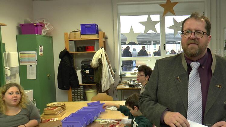 Werkstattleiter Harald Waldhäuser führte Besuchergruppen durch die Werkstatt und stellte den Betriebsablauf vor.