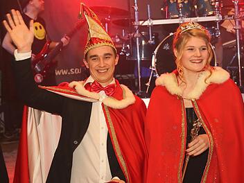 Das Prinzenpaar, Victoria und Daniel, sowie der Elferrat fordern die Narren auf, die letzten Faschingsstunden zu genießen und der Fröhlichkeit freien Lauf zu lassen. Foto: Michael Stelzner