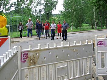 Das Entwässerungssystem im Bereich Obersiemau/Birkach am Forst bedarf dringend einer Erneuerung. Bei einem Ortstermin wurde dies den Ausschussmitgliedern erläutert.    Foto: Norbert Karbach