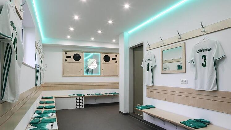 Sauber und gepflegt: In Eigenregie haben die Fußballer des SC Markt Heiligenstadt ihre Heimkabine in ein Schmuckstück in den Vereinsfarben Grün und Weiß verwandelt.  Foto: Barbara Herbst