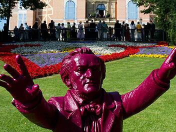 Ein Foto von der Eröffnung der Bayreuther Festspiele auf dem Grünen Hügel in Bayreuth. Wie die Veranstalter mitteilen, gibt es noch Karten für eine bestimmte Kategorie. Foto: Tobias Hase/dpa