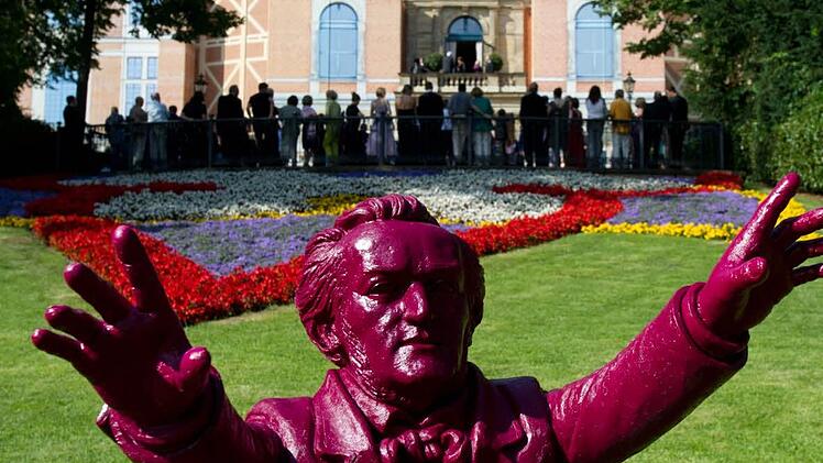 Ein Foto von der Eröffnung der Bayreuther Festspiele auf dem Grünen Hügel in Bayreuth. Wie die Veranstalter mitteilen, gibt es noch Karten für eine bestimmte Kategorie. Foto: Tobias Hase/dpa