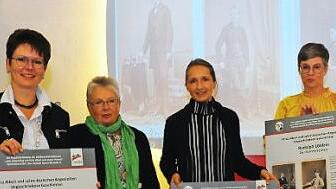 Geschäftsinhaber mit den Ausstellungstafeln des Geschichtsprojektes (von links): Ulrike Altenhoven, Christine Fischer, Christa Schubart, Kerolain Frind, Andrea Kirby-Schindler, Markus Graupe  Foto: Christian Göller