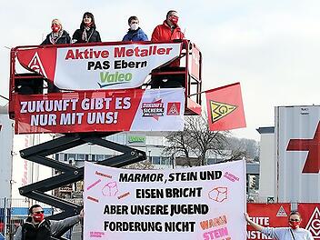 Quasi vor Valeo (Bildmitte), aber doch etwa 200 Meter vom Werk entfernt, wurde am Mittwoch gestreikt. Oben auf der Hebebühne die Funktionäre (von links): Sonja Meister, Andrea Sicker, Mario Bornkessel und Thomas Werner.