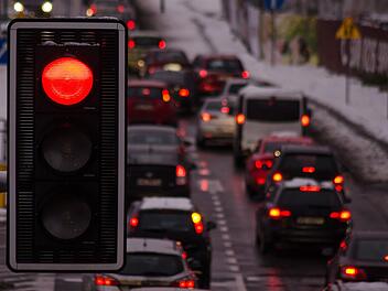 Auch bei einer defekten Ampel muss zunächst gewartet werden.