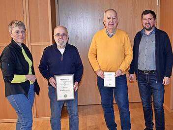 Die beiden Vorstände Kathrin Gratz (l.) und Timo Höfner (r.) ehrten (v. l.) Klaus Schmidt für 50 Jahre und Erwin Kalb für 25 Jahre Vereinstreue.