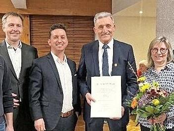 Von links: stellvertretender Aufsichtsratsvorsitzender Matthias Schüller, Vorstand Michael Hein, GVB-Regionalbetreuer Markus Graßer, Vorstandssprecher Horst Seufert, Ehefrau Wonda Seufert und Vorstand Jürgen Wagenpfahl