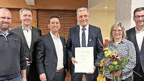 Von links: stellvertretender Aufsichtsratsvorsitzender Matthias Schüller, Vorstand Michael Hein, GVB-Regionalbetreuer Markus Graßer, Vorstandssprecher Horst Seufert, Ehefrau Wonda Seufert und Vorstand Jürgen Wagenpfahl