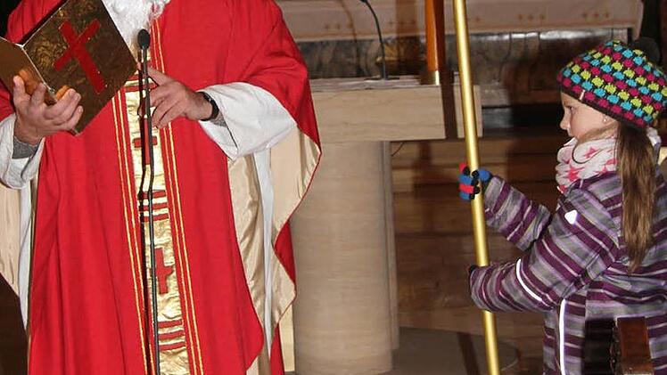 Ministrantin Patrizia Strößner (9) assistierte dem Nikolaus.
