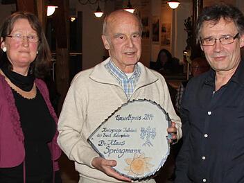 Klaus Springmann (Mitte) erhielt vom Bund Naturschutz, Kreisgruppe Kulmbach, den Umweltpreis 2014. Mit im Bild Vorsitzender Wolfgang Schenker und Schriftführerin Edith Berg. Foto: Jürgen Gärtner
